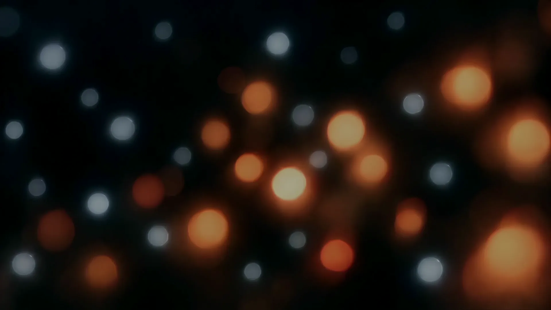 Première image de la boucle : un champ de points lumineux, une partie en braise.
